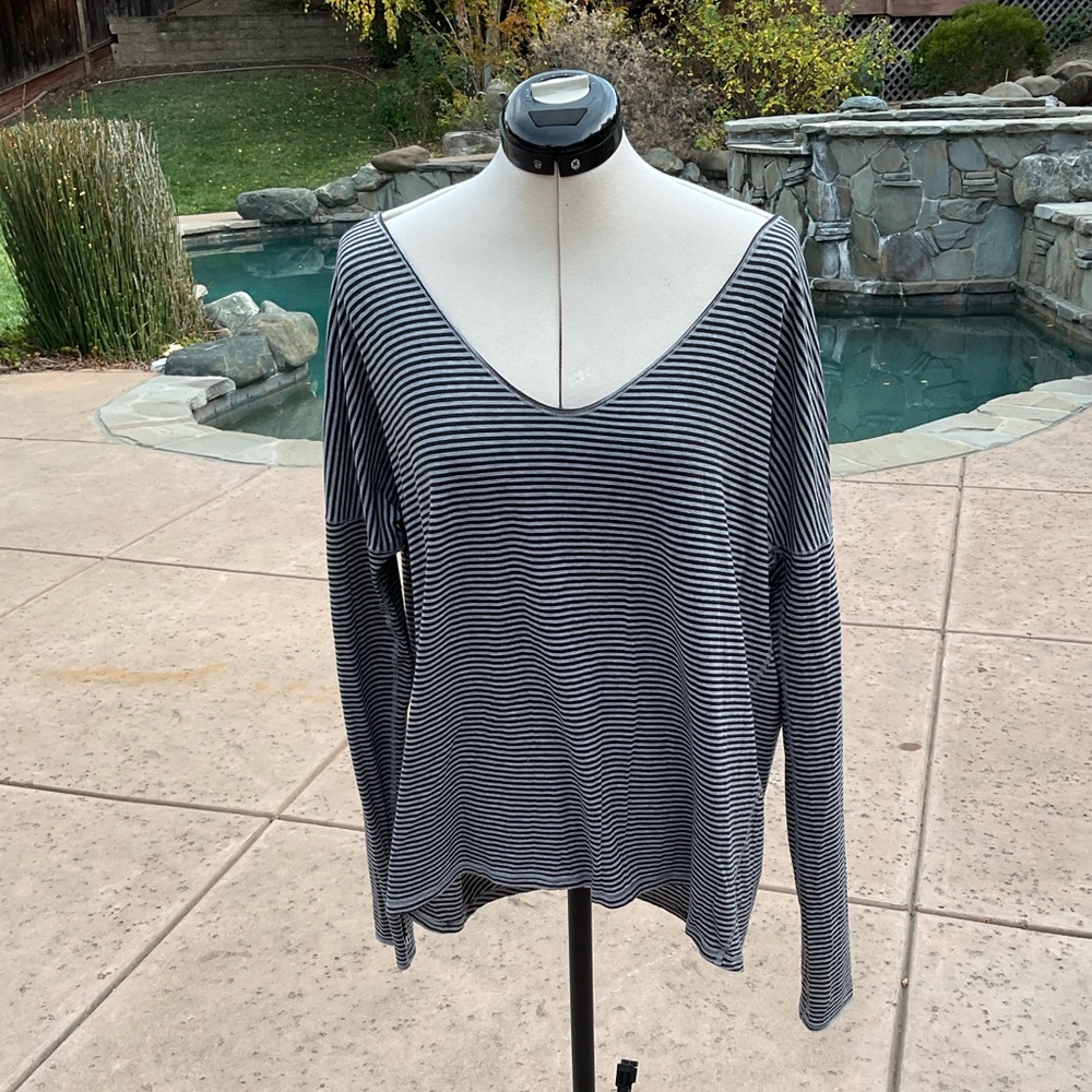 Long sleeve LuLulemon shirt